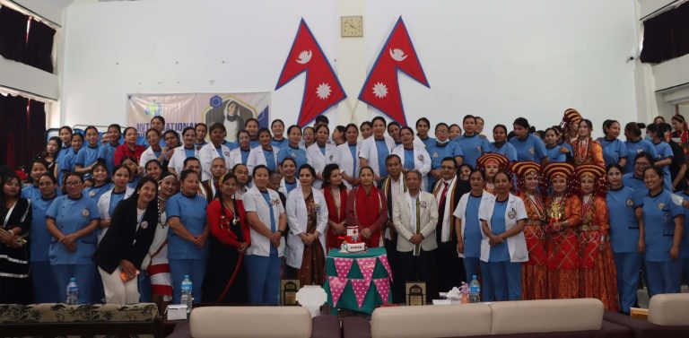 स्वास्थ्यकर्मीमाथि हुने दुर्व्यवहारको यथार्थ चित्रण: नेपाल मेडिकल कलेजमा मञ्चन भयो ‘सेतो कोटको पछाडिको पीडा’